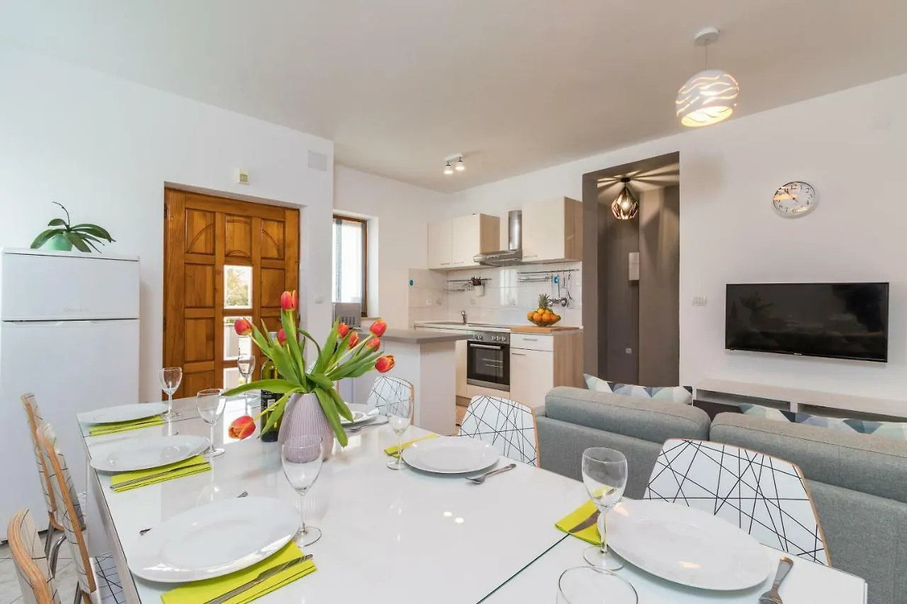 Apartment Anton, 파자나 0*,  크로아티아